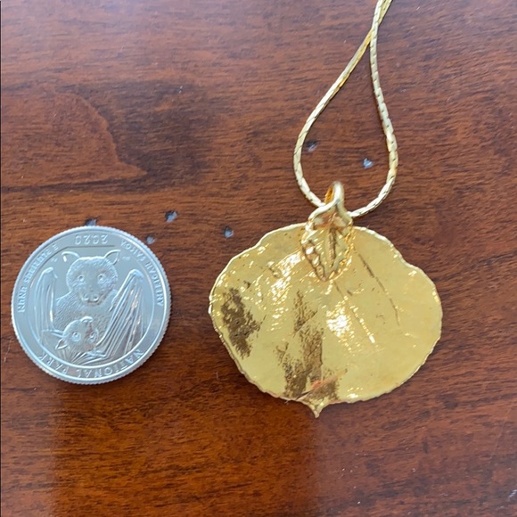 Gold Aspen leaf necklace - Picture 4 of 5
